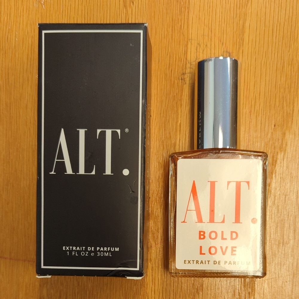 Bold Love Extrait De Parfum with Silver Cap
